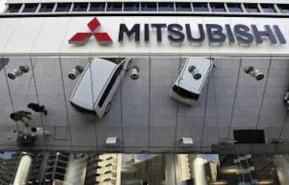 Peatones que caminan junto a un concesionario de Mitsubishi Motors en Tokio (Japón). EFE/Archivo