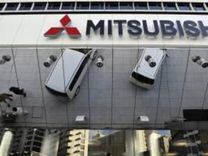Peatones que caminan junto a un concesionario de Mitsubishi Motors en Tokio (Japón). EFE/Archivo