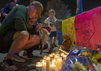 Varias personas rezan en el memorial improvisado por las víctimas del tiroteo masivo del sábado en un complejo comercial en El Paso, Texas, el 4 de agosto de 2019.