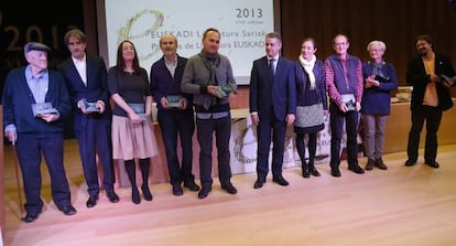 Los galardonados con los Premios Euskadi posan este martes en San Sebastián con el 'lehendakari' y la consejera Cristina Uriarte.