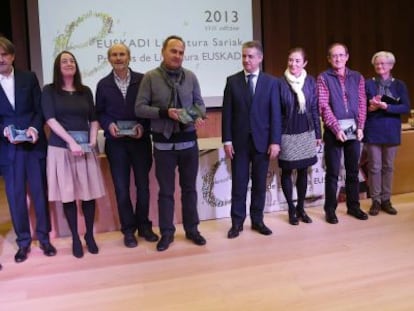 Los galardonados con los Premios Euskadi posan este martes en San Sebastián con el 'lehendakari' y la consejera Cristina Uriarte.