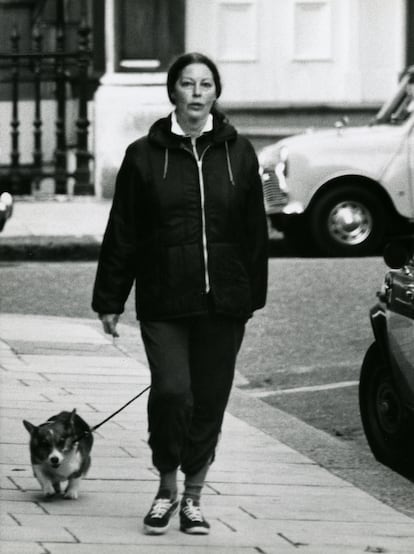 Ava Gardner paseando a su perro por Londres en octubre de 1976.