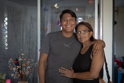 El marinero Marlon Valdez y su madre Ivonne Villagómez, el sábado en Acapulco. 