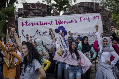 Mulheres indonésias dançam durante a celebração do Dia Internacional da Mulher em Yogyakarta (Indonésia).