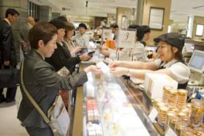 Consumidores en un supermercado en Tokio. EFE/Archivo