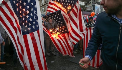 Iraníes queman banderas de Estados Unidos en Teherán, Irán.