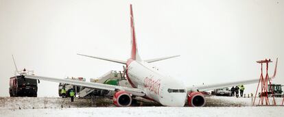 El avión de Air Berlin, tras salirse de la pista.