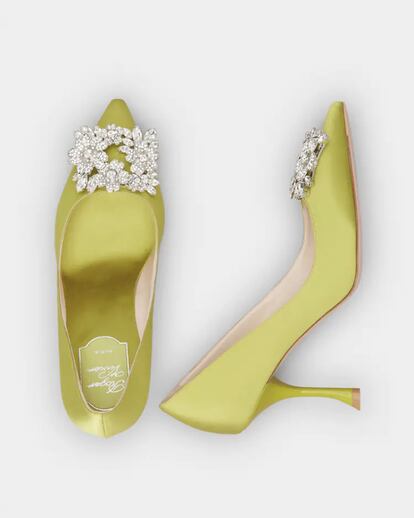 Un zapato joya. El salón RV de Roger Vivier en raso y con hebilla de cristales Swarovski es ya un clásico entre invitadas a bodas y bautizos como noches de etiqueta o reuniones en la oficina. En el tono verde lima que Alexa Chung catapultó como su calzado todoterreno de gala para este otoño, darán una nota de color a un traje chaqueta oscuro o un vestido de punto. Toda una inversión que promete ser tendencia durante mucho tiempo.