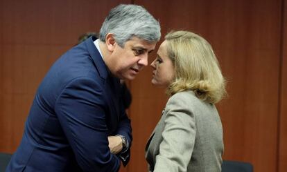 El presidente del Eurogrupo, Mário Centeno, con la vicepresidenta española Nadia Calviño, el 21 de enero de 2019 en Bruselas.