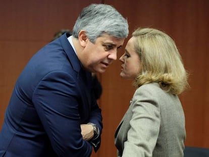 Centeno con su homóloga española Nadia Calviño, en el Eurogrupo.
l