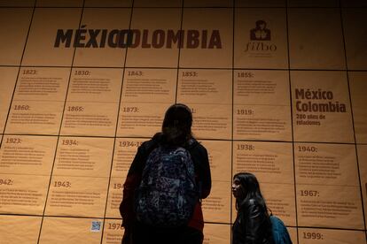 Visitantes recorren el pabellón de México en la FILBO este 19 de abril.