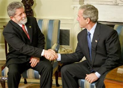 El presidente de EE UU, George W. Bush, saluda a su homólogo brasileño, Lula da Silva, en el Despacho Oval.