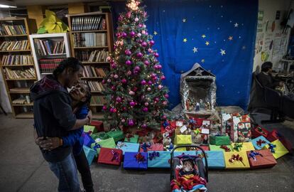 Dania, de 24 años, abraza a su esposo Ulises, junto a su hijo de cinco meses en el albergue refugio para migrantes.