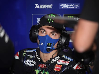 El piloto de MotoGP Maverick Viñales, todavía de Yamaha descansa en su garaje durante unos entrenamientos.