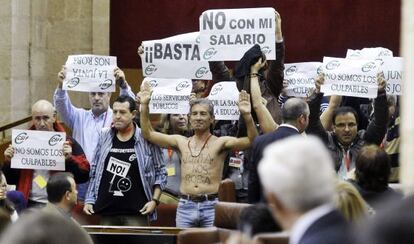 Sindicalistas del CSIF durante la protesta en el Parlamento de Andaluc&iacute;a.