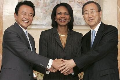 El ministro surcoreano de Exteriores Ban ki-moon, la secretaria de Estado norteamericana, Condoleezza Rice y el ministro japonés de Exteriores Taro Aso.