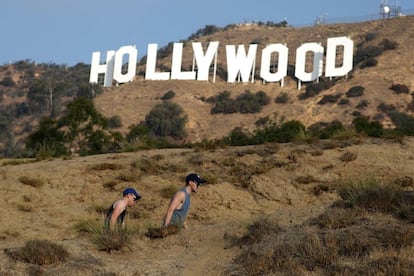 Unos senderistas pasan cerca del cartel de Hollywood en 2019.