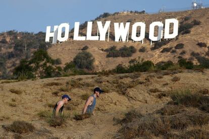 Unos senderistas pasan cerca del cartel de Hollywood en 2019.