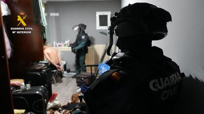 Agentes de la Guardia Civil custodian a uno de los detenido en la Operación Brigantes, en una imagen facilitada por el instituto armado.