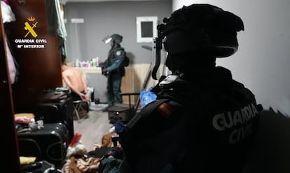 Agentes de la Guardia Civil custodian a uno de los detenido en la Operación Brigantes, en una imagen facilitada por el instituto armado.