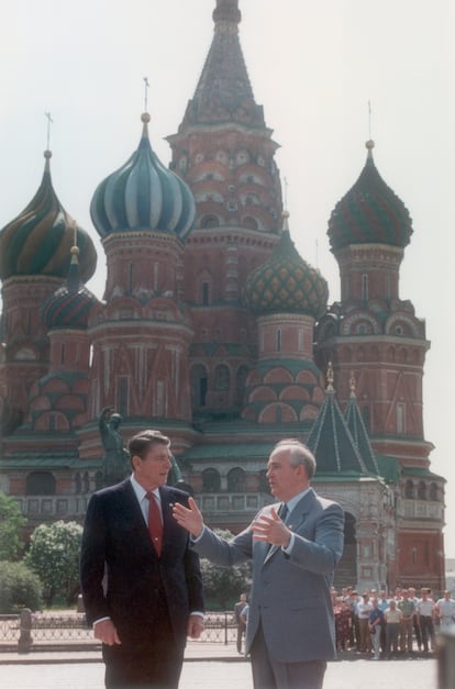 Mijaíl Gorbachov y Ronald Reagan