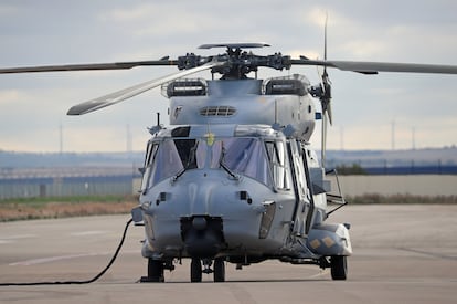 Un helicóptero NH-90 del ejército español, en el aeródromo de Albacete. 