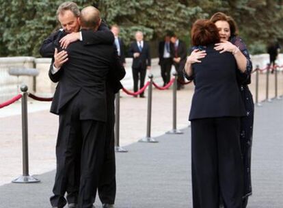 Las mujeres que llegan al poder se enfrentan a formas de trato masculinas. En la foto, los Putin reciben a los Blair.