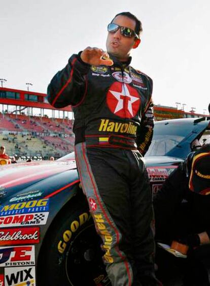 Juan Pablo Montoya, con el coche con el que corre en EE UU.