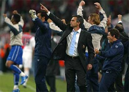 Mourinho celebra uno de los goles de su equipo.