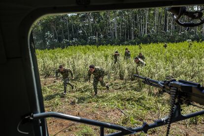 En este operativo de octubre de 2018, un grupo de soldados del 22a Brigada de Selva corren hacia un helicóptero aterrizado en un cultivo de coca en el sur de San Jose del Guaviare. Es una área de operaciones del ejército cercana al pueblo de Calamar.