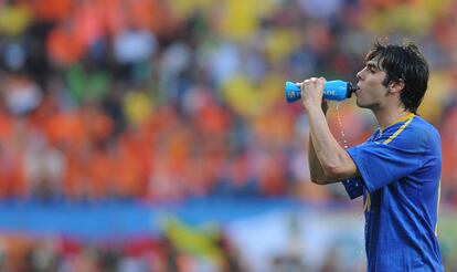 Kaká bebe agua durante el partido contra Holanda.