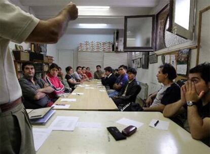 Inmigrantes suramericanos en situación irregular acuden en busca de trabajo a uno de los centros de Cáritas en Barcelona.