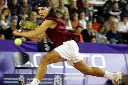 Rafael Nadal se dispone a golpear de revés.