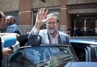 El expresidente Mariano Rajoy, a la salida del registro de la propiedad de Santa Pola, donde ahora trabaja.