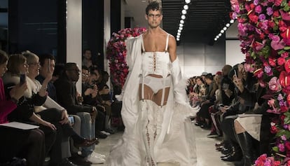 Un modelo luce la colección del diseñador Alejandro Gómez Palomo en Nueva York.