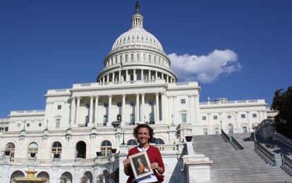 Teresa Valcarce con una reproducción del retrato en el Capitolio.