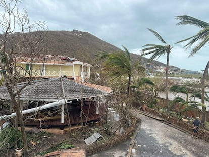Construcciones y árboles dañados tras el paso del huracán 'Beryl' en San Vicente y las Granadinas.
