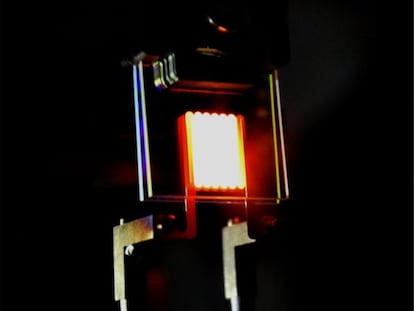 Esta es la primera bombilla que recicla la radiaci&oacute;n infrarroja en luz visible.