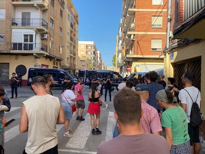 Activistas del Sindicat d'Habitatge, frente al cordón policial para desalojar un bloque en el barrio de Torrefiel de Valencia, este miércoles.