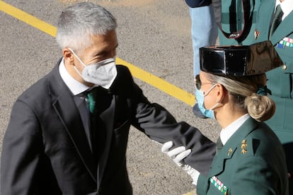 Grande-Marlaska felicita a la nueva jefa de la Comandancia de la Guardia Civil en Guadalajara, la teniente coronel Cristina Moreno, durante la toma de posesión de este lunes