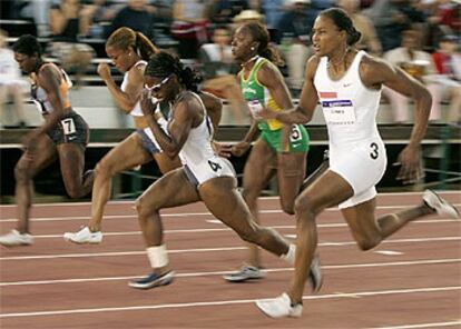 Marion Jones, en primer plano, en la serie que ganó ayer LaTasha Colander, segunda por la izquierda.