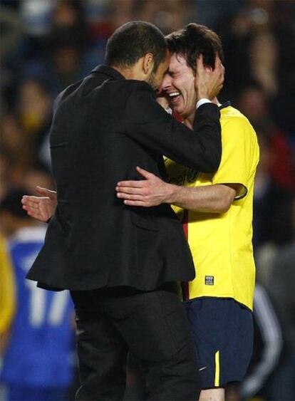 Guardiola felicita a Messi.