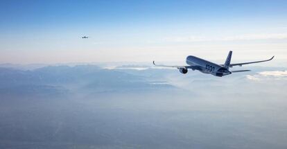 Los dos A350 de Airbus volando en formación.