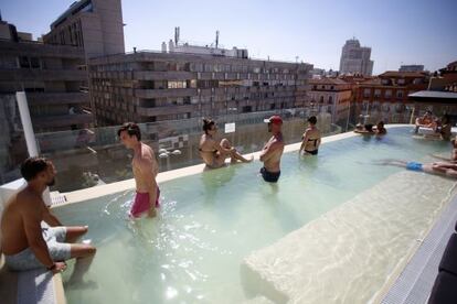 Piscina de la terraza de Gymage, ubicado en el antiguo edificio de los Cines Luna, junto a la Gran Vía.