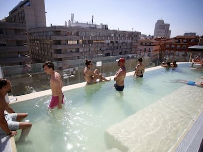 Piscina de la terraza de Gymage, ubicado en el antiguo edificio de los Cines Luna, junto a la Gran V&iacute;a. 