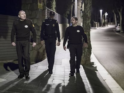 Dos guàrdies jurats acompanyen un policia municial de Premià de Mar.