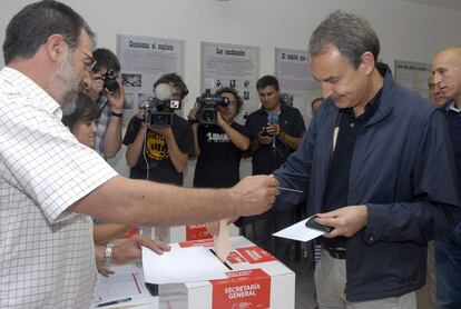 José Luis Rodríguez Zapatero vota en la agrupación local de León.