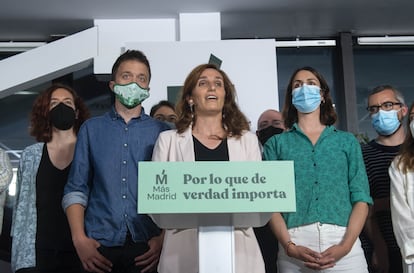 Mónica García, acompañada por Íñigo Errejón y Rita Maestre, interviene en una rueda de prensa para valorar las votaciones de la jornada electoral.