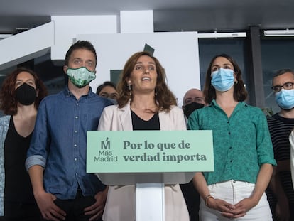Mónica García, acompañada por Íñigo Errejón y Rita Maestre, interviene en una rueda de prensa para valorar las votaciones de la jornada electoral.