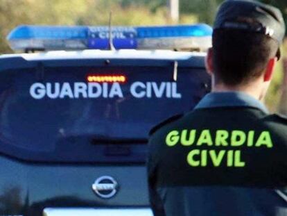 Un guardia civil, en la zona donde fue hallado el cadáver de la vecina de Chapinería.